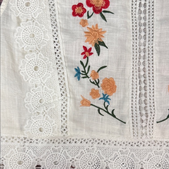 SHEIN Gorgeous White Floral Embroidered Crocheted Shift Blouse NWOT 100% Cotton - Picture 3 of 13